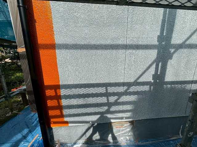 白とオレンジの外壁